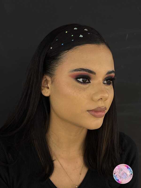 Smokey eyes de rosa cálido a negro con delineado sutil